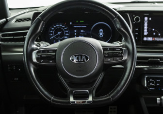 Подержанный автомобиль Kia K5 2020 года (11 фото)