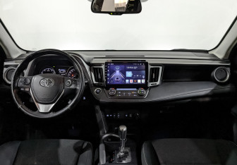 Подержанный автомобиль Toyota RAV4 2018 года (13 фото)
