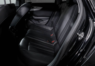 Подержанный автомобиль Audi A4 Sedan 2018 года (10 фото)