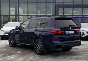 Подержанный автомобиль BMW X7 2022 года (7 фото)