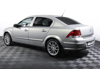 Подержанный автомобиль Opel Astra Sedan 2009 года (7 фото)
