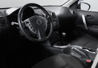 Подержанный автомобиль Nissan Qashqai 2008 года (14 фото)