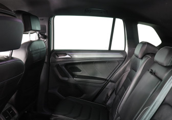 Подержанный автомобиль Volkswagen Tiguan 2021 года (12 фото)