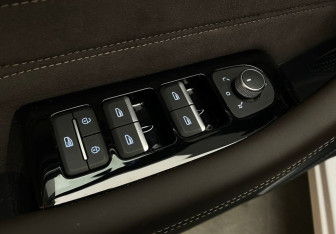 Подержанный автомобиль Geely Monjaro 2025 года (12 фото)