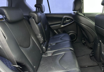 Подержанный автомобиль Toyota RAV4 2008 года (14 фото)