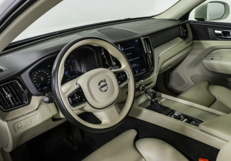 Подержанный автомобиль Volvo XC60 2019 года (10 фото)