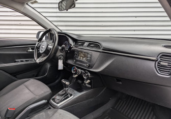 Подержанный автомобиль Kia Rio Hatchback 2021 года (13 фото)