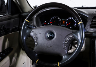 Подержанный автомобиль Kia Opirus 2009 года (12 фото)