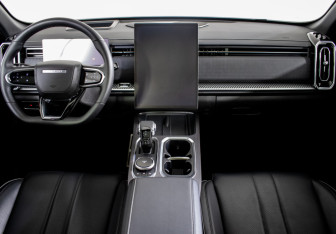 Подержанный автомобиль Jaecoo J7 2024 года (12 фото)