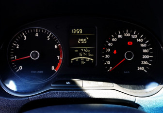 Подержанный автомобиль Volkswagen Polo Hatchback 2011 года (14 фото)