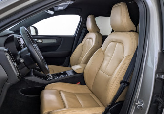 Подержанный автомобиль Volvo XC40 2021 года (20 фото)