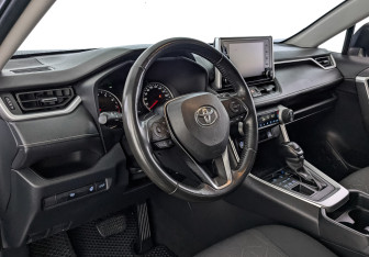 Подержанный автомобиль Toyota RAV4 2021 года (15 фото)