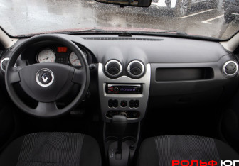 Подержанный автомобиль Renault Sandero 2011 года (10 фото)