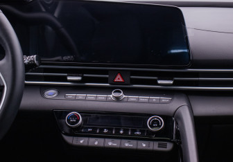 Подержанный автомобиль Hyundai Elantra Sedan 2023 года (14 фото)
