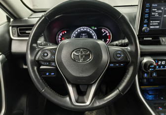 Подержанный автомобиль Toyota RAV4 2021 года (14 фото)