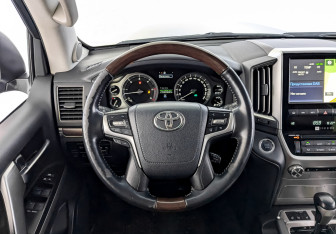 Подержанный автомобиль Toyota Land Cruiser Suv 2016 года (22 фото)