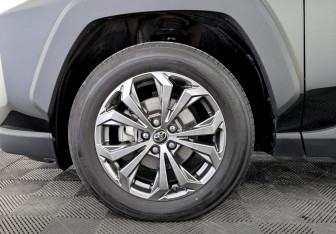 Подержанный автомобиль Toyota RAV4 2025 года (18 фото)