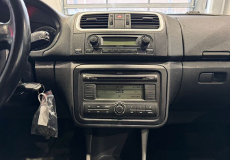 Подержанный автомобиль Skoda Fabia Hatchback 2007 года (13 фото)