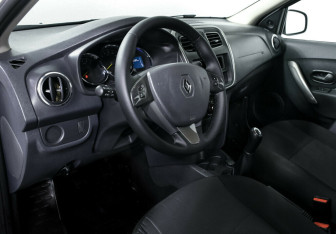 Подержанный автомобиль Renault Sandero 2018 года (8 фото)