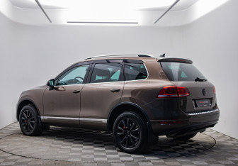 Подержанный автомобиль Volkswagen Touareg 2011 года (7 фото)
