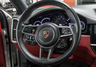 Подержанный автомобиль Porsche Cayenne 2020 года (16 фото)