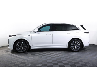 Подержанный автомобиль LiXiang L7 2024 года (8 фото)