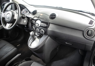 Подержанный автомобиль Mazda 2 Hatchback 2011 года (9 фото)