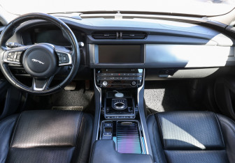 Подержанный автомобиль Jaguar XF Sedan 2018 года (14 фото)