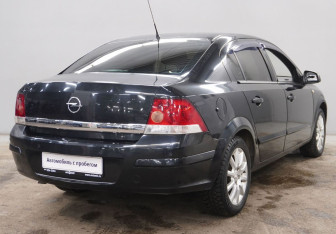 Подержанный автомобиль Opel Astra Sedan 2013 года (5 фото)
