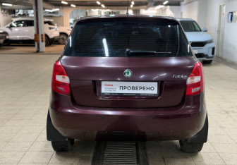 Подержанный автомобиль Skoda Fabia Hatchback 2009 года (5 фото)