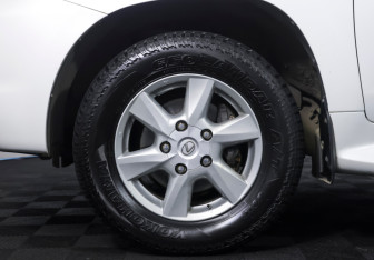 Подержанный автомобиль Lexus LX 2011 года (26 фото)