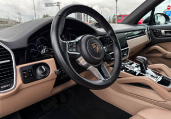 Подержанный автомобиль Porsche Cayenne 2020 года (13 фото)