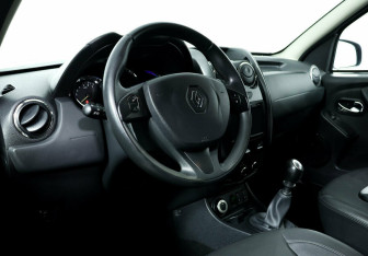 Подержанный автомобиль Renault Duster 2017 года (8 фото)