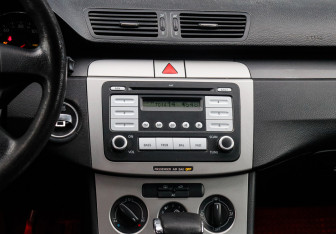 Подержанный автомобиль Volkswagen Passat Sedan 2005 года (10 фото)