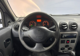 Подержанный автомобиль Renault Logan Sedan 2009 года (17 фото)