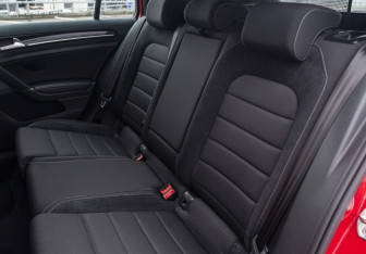 Подержанный автомобиль Volkswagen Golf R Wagon 2018 года (18 фото)