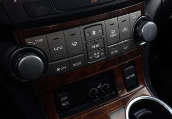 Подержанный автомобиль Toyota Highlander 2011 года (14 фото)