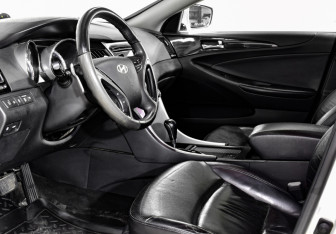 Подержанный автомобиль Hyundai Sonata 2012 года (13 фото)