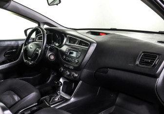 Подержанный автомобиль Kia Ceed Hatchback 2016 года (9 фото)