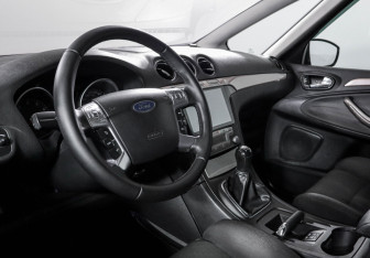 Подержанный автомобиль Ford S-MAX 2006 года (14 фото)