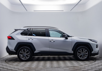 Подержанный автомобиль Toyota RAV4 2024 года (4 фото)