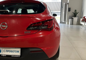 Подержанный автомобиль Opel Astra Hatchback 2012 года (8 фото)
