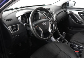 Подержанный автомобиль Hyundai Elantra Sedan 2011 года (5 фото)