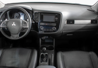 Подержанный автомобиль Mitsubishi Outlander 2013 года (11 фото)
