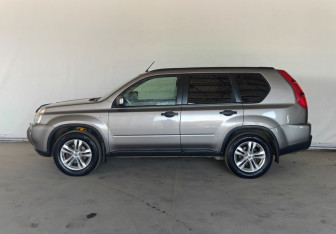 Подержанный автомобиль Nissan X-Trail 2010 года (7 фото)