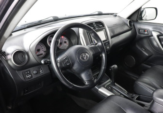 Подержанный автомобиль Toyota RAV4 2004 года (5 фото)