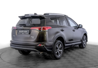 Подержанный автомобиль Toyota RAV4 2018 года (6 фото)