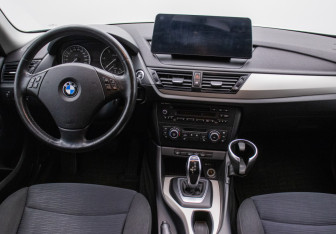 Подержанный автомобиль BMW X1 2013 года (13 фото)