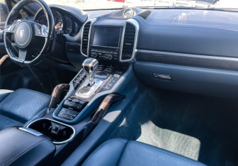 Подержанный автомобиль Porsche Cayenne 2012 года (9 фото)