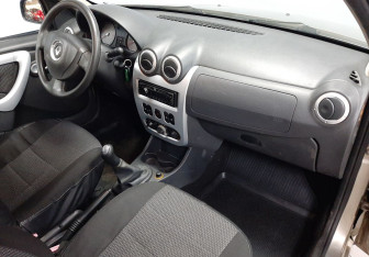 Подержанный автомобиль Renault Sandero 2010 года (18 фото)